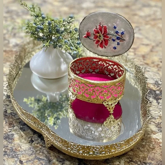 ✨ Vintage Hand-Embellished Brass Jewelry Box – One-of-a-Kind Beauty ✨ - Picture 4 of 5